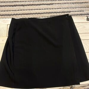 Excellent condition. Banana republic wrap skirt. Black size 12.